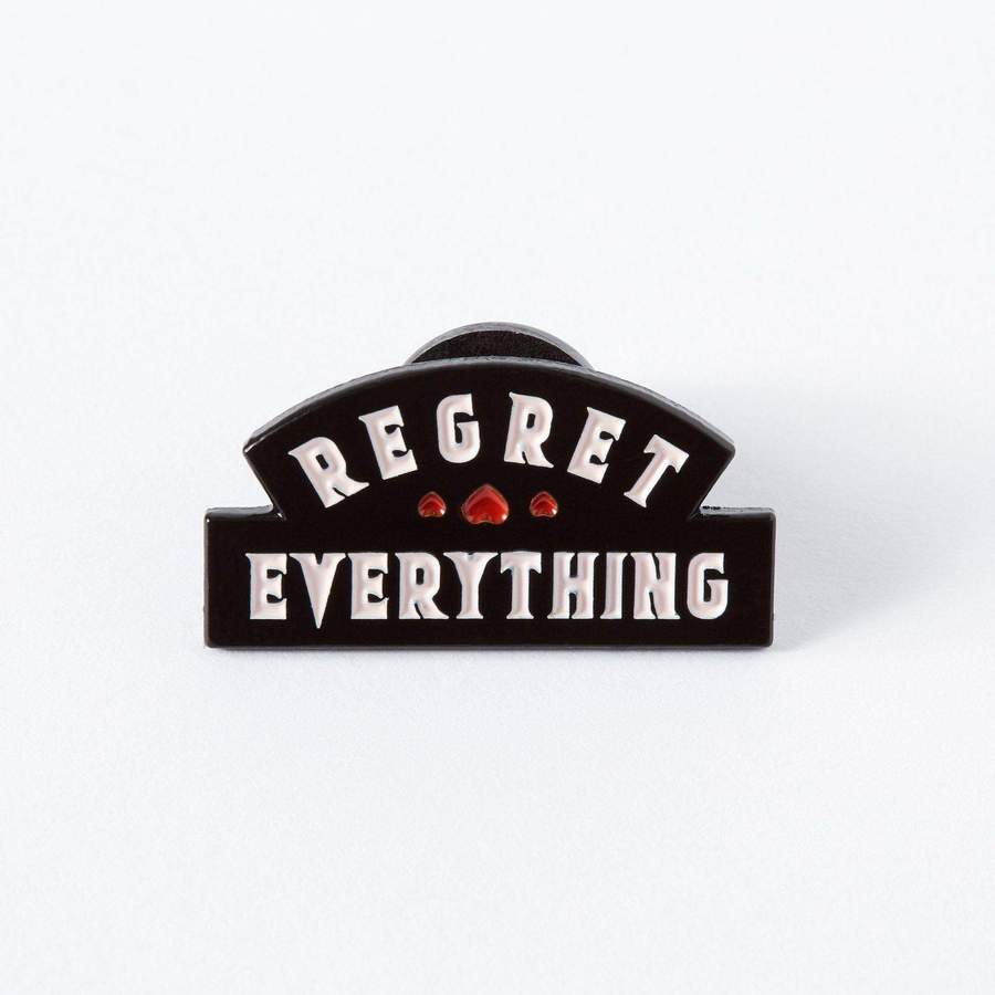 Pin de esmalte "Arrepentimiento por todo"