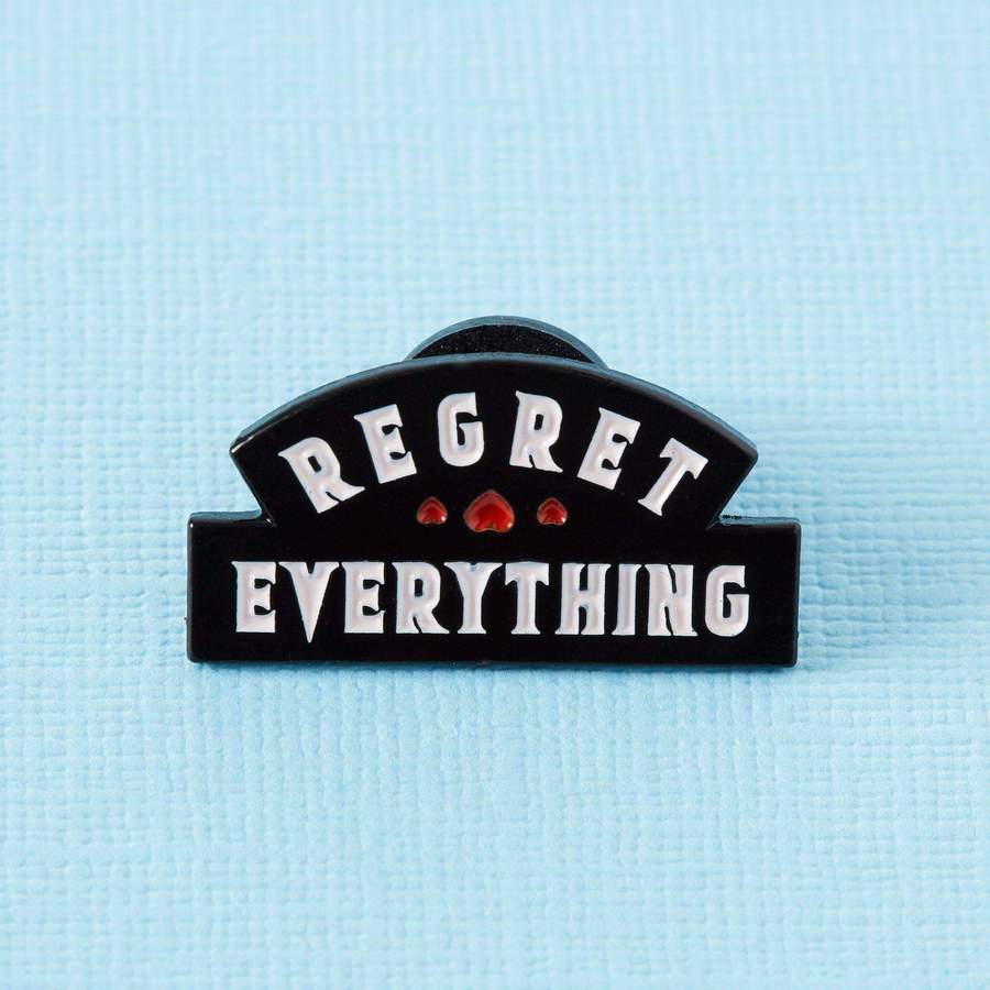 Pin de esmalte "Arrepentimiento por todo"