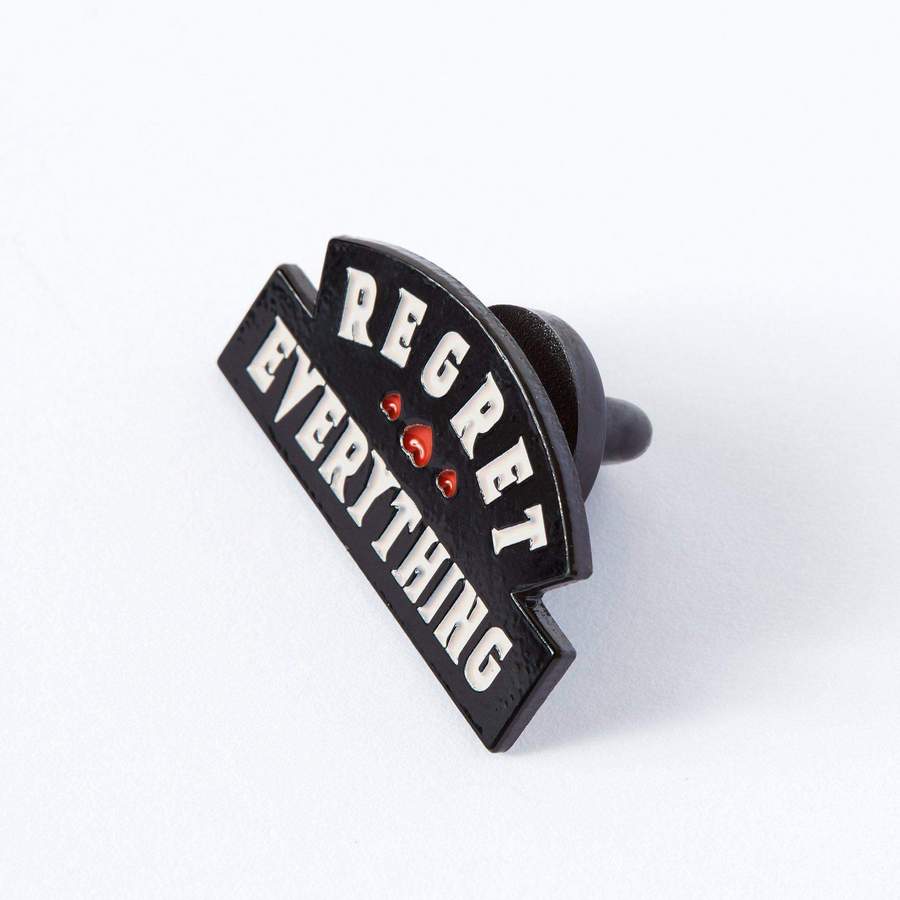 Pin de esmalte "Arrepentimiento por todo"
