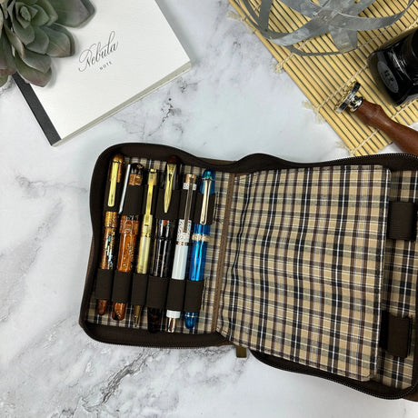 Indulge in the epitome of elegance with the Girologio 12 Zippered Pen Case. Meticulously crafted from premium, eco-friendly tanned leather, this zippered case promises a lavish velvet interior and generous space to securely accommodate up to 12 pens. Girologio once again emerges as a superior choice for safeguarding your cherished writing instruments, seamlessly combining plush softness and flexibility with unparalleled toughness and durability.