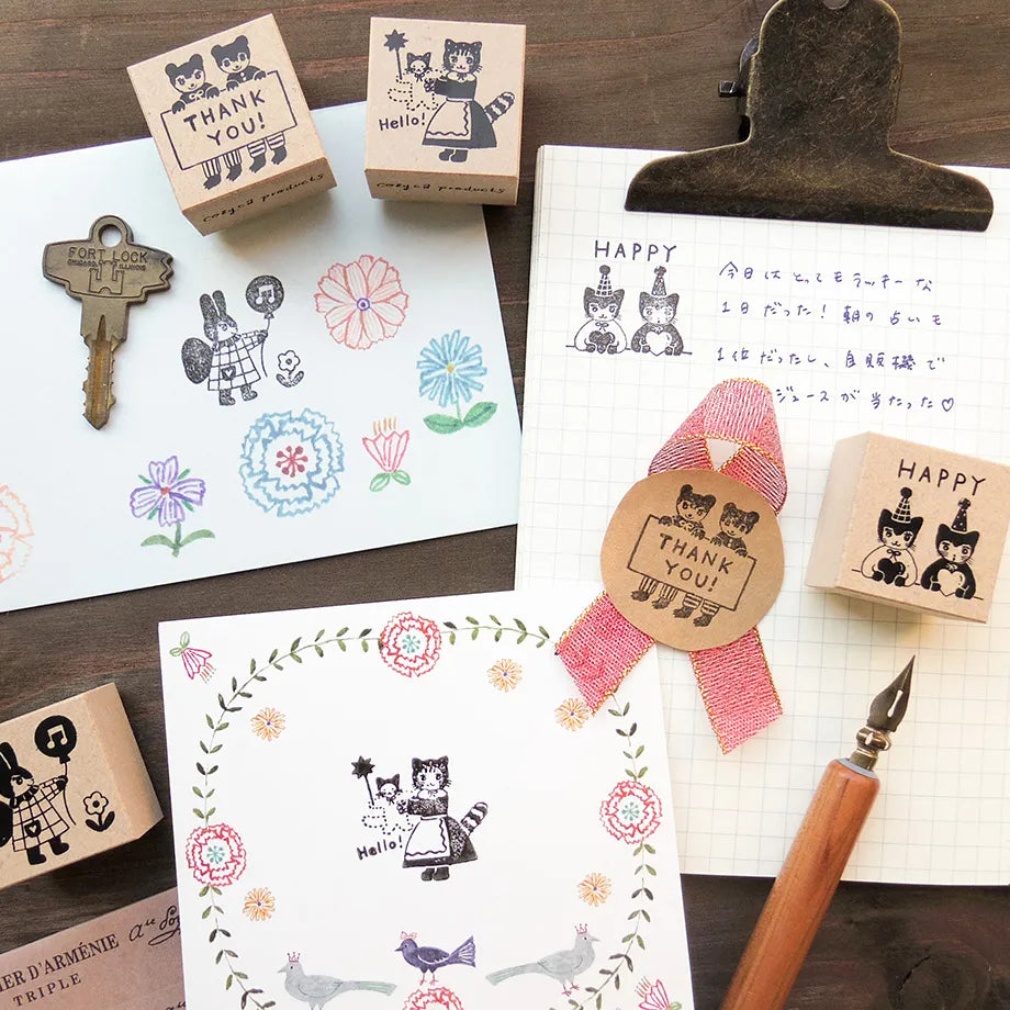 Stamp by illustrator Aiko Nukawa.
The rabbit fairy holds a balloon—a very cute design.
It cutely brightens up the blank spaces on cards and notebooks.