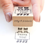 Stamp by illustrator Aiko Fukawa.
THANK YOU！ A pair of cute bears holding cards and wearing a linked outfit are depicted.
Perfect for writing a thank-you message or as a card to accompany a gift.