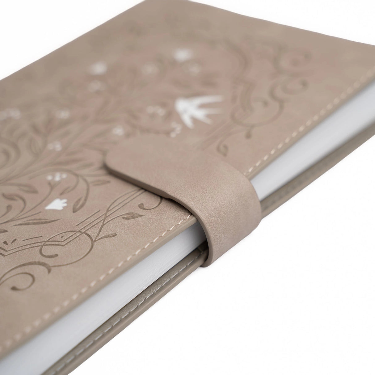 The Songbird in Beige Everyday Deluxe System is a beautifully flexible notebook crafted for your evolving creativity. Designed with a refillable format, and a soft vegan leather cover, it’s both eco-conscious and endlessly inspiring.