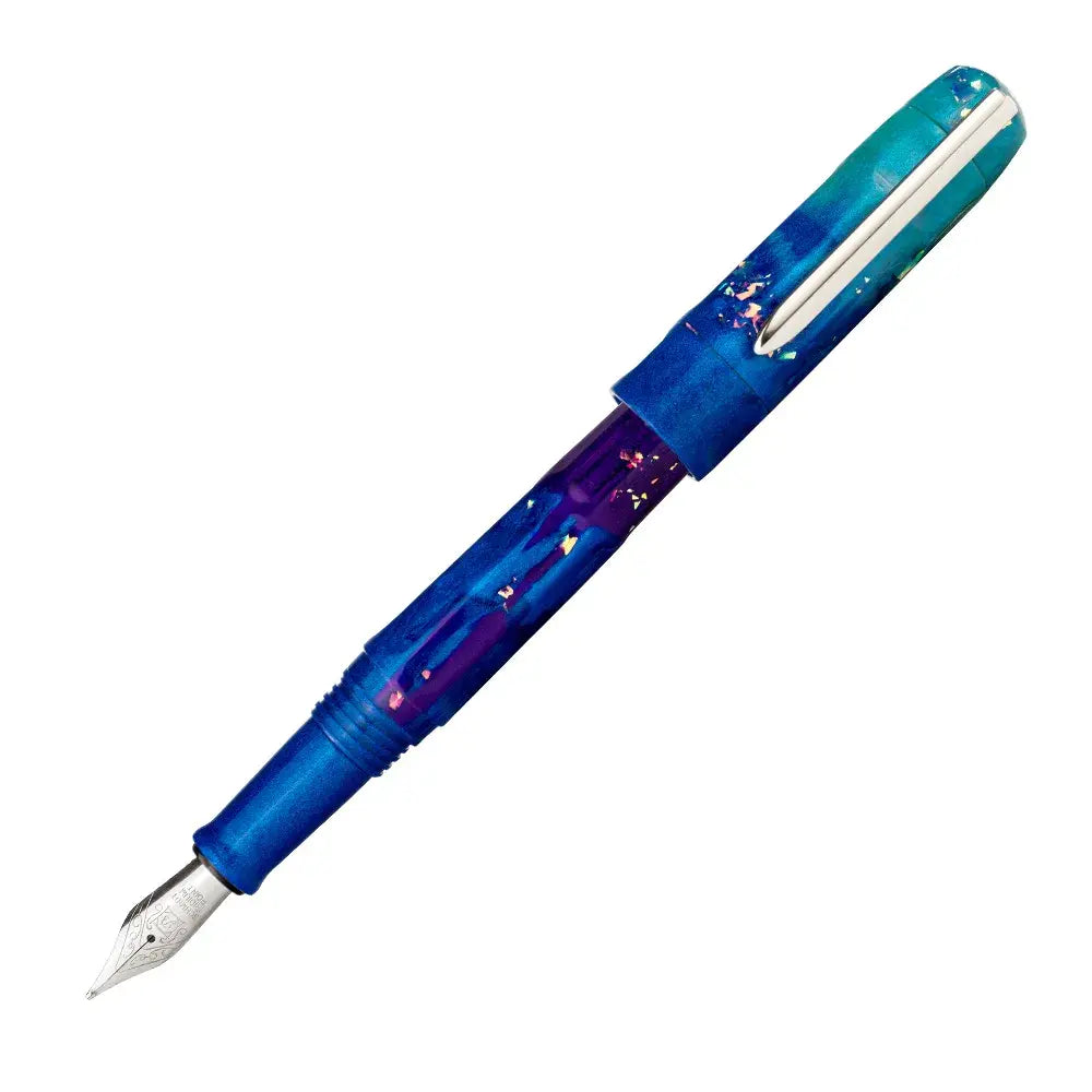 BENU Talisman Fountain Pen - Peacock Ore

Peacock Ore, with its spectacular iridescent tarnish effect, is one of nature’s most colorful minerals. Those who believe in the healing powers of crystals call it the “stone of happiness”. Believed to head us in positive directions and help channel happiness onto others, crystal enthusiasts claim this to be a truly uplifting stone.&nbsp;

Drawing inspiration from certain tales of yore, we set out to convey these stories not only in the color and style of each pen, 