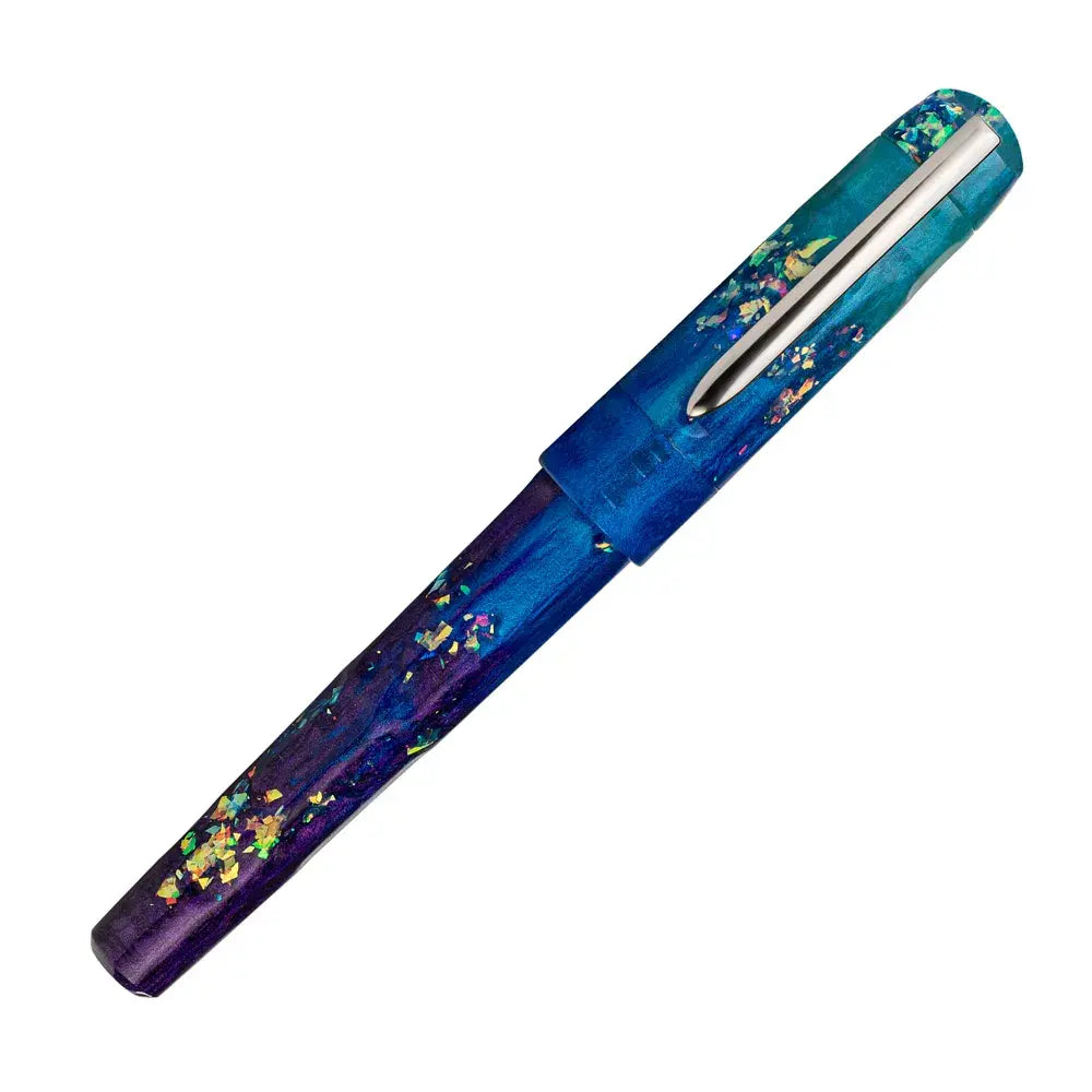 BENU Talisman Fountain Pen - Peacock Ore

Peacock Ore, with its spectacular iridescent tarnish effect, is one of nature’s most colorful minerals. Those who believe in the healing powers of crystals call it the “stone of happiness”. Believed to head us in positive directions and help channel happiness onto others, crystal enthusiasts claim this to be a truly uplifting stone.&nbsp;

Drawing inspiration from certain tales of yore, we set out to convey these stories not only in the color and style of each pen, 