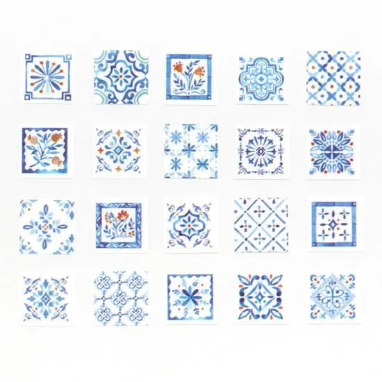 BANDE's popular patterns is back in print!&nbsp;Inspired by a city with a view of the sea, indigo is accented with red flowers and berries.
If you lay them in a row, it creates the impression of a real tile floor. If you stick it along the borders of your notebook or notebook, you can create a decoration that will make you smile.