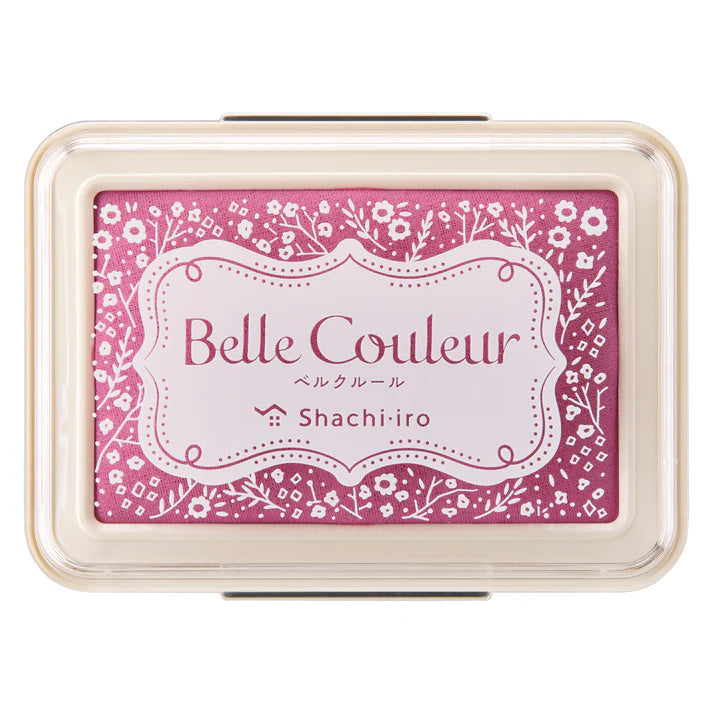 "Belle Couleur" is a smoky pale color stamp pad that can be beautifully pressed on white paper as well as black and dark paper.
The origin of the name comes from the French words "Belle" and "Couleur".

Crisp and bright colors!
Uses ink born from Siyachihata's unique nanotechnology.
It develops color well even on dark-colored paper, and can press delicate patterns beautifully.&nbsp;By pressing it on paper of your favorite color, you can enjoy creating works using stamps as you wish.

Beautiful in every deta