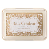"Belle Couleur" is a smoky pale color stamp pad that can be beautifully pressed on white paper as well as black and dark paper.
The origin of the name comes from the French words "Belle" and "Couleur".

Crisp and bright colors!
Uses ink born from Siyachihata's unique nanotechnology.
It develops color well even on dark-colored paper, and can press delicate patterns beautifully.&nbsp;By pressing it on paper of your favorite color, you can enjoy creating works using stamps as you wish.

Beautiful in every deta