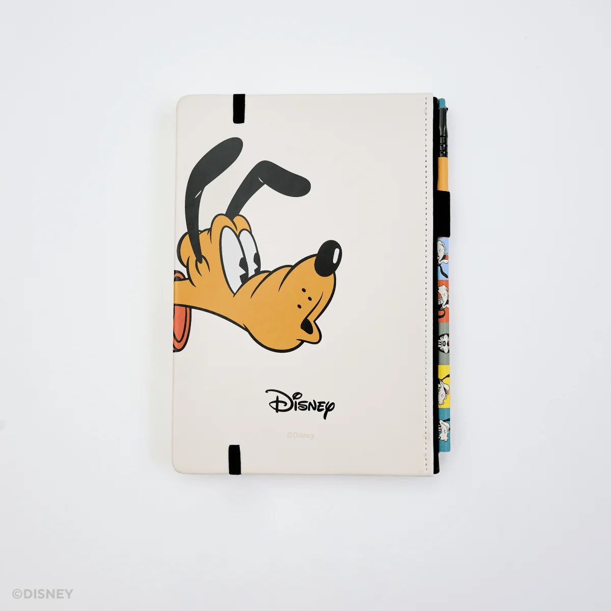This medium notebook includes 160 pages of 100GSM blank paper and a matte hardcover featuring Goofy and Pluto. It also has a built-in pencil holster that comes loaded with a Goofy Blackwing pencil.