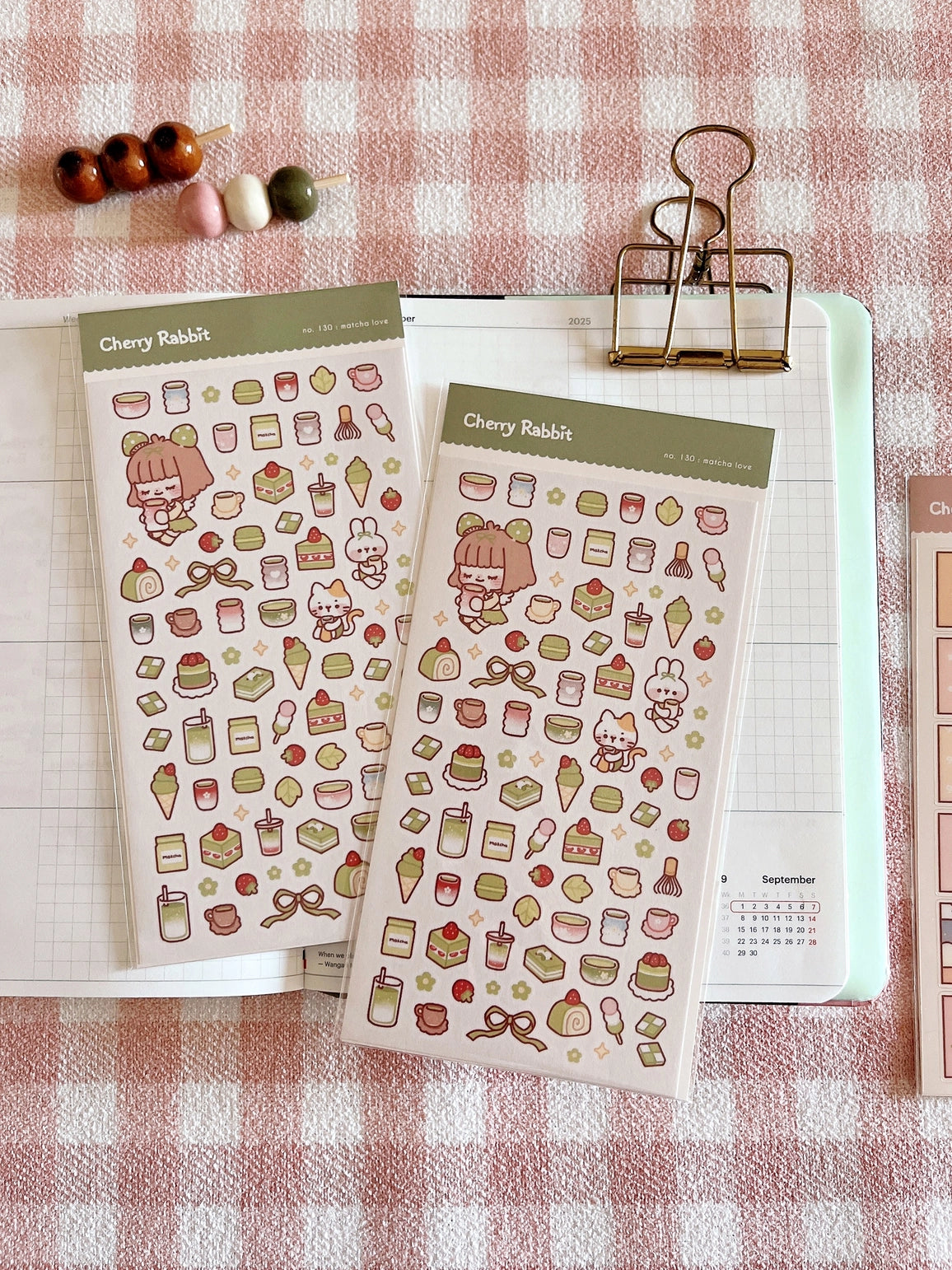 Decorate your planner / diary with these little stickers of matcha treats!

Kiss cut sticker sheet
1 sheet
Sheet size: 9 x 18 cm
Material: Washi sticker / Masking sticker