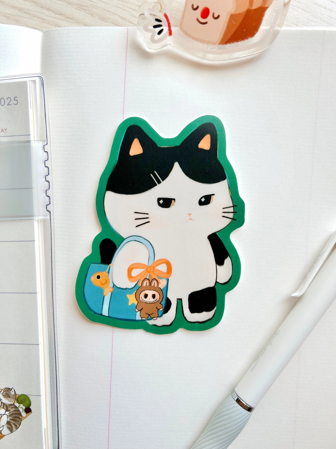 Chocolett - Kitty Labubu Vinyl Sticker

This sticker was made from a tough waterproof and weatherproof vinyl material.&nbsp;

approximately 3 x 3 inches big