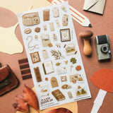 🍂📔 Little treasures for a beautifully creative day! @nicole_josephine’s charming sheet is filled with warm, nature-inspired stationery, from well-loved journals and taped-up photos to leafy keepsakes, tiny trinkets, and cozy desk essentials. This sheet feels like a quiet afternoon spent prettying a planner, documenting little moments, and tucking away memories for later.

Art by: @Nicole.josephine