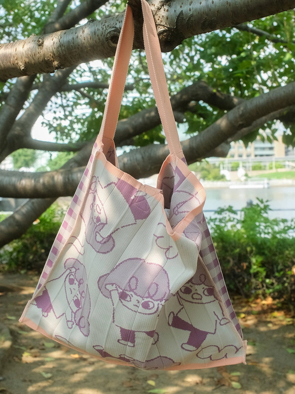 Made in collaboration with KNT365. The Dance bag features two sets of straps for hands and shoulders, and is gusseted in a gingham pattern.

Recycled polyester (one tote bag is made from approximately 4 recycled plastic bottles)
42 x 43cm x 8cm(depth), 188g
Easily clean the bag by tossing it into the washing machine (laundry net recommended)
Wrinkle free, so feel free to fold away when you don't need it!
Made locally in Japan