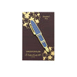 Carry the Sakura Street Estie beyond the page with this oversized hard enamel lapel pin. The 7.5 cm gold- plated design recreates the fountain pen with a sparkle effect inspired by its translucent purple material. It brings one of the collaboration's central designs to jackets, bags, and pin collections.