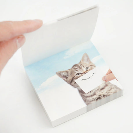 Block memo featuring a cute cat in a playful way. The design will make you smile, and it's sure to lift the hearts of those who receive it! Of course, it can be used as a daily note, as well as a small gift card or message card.