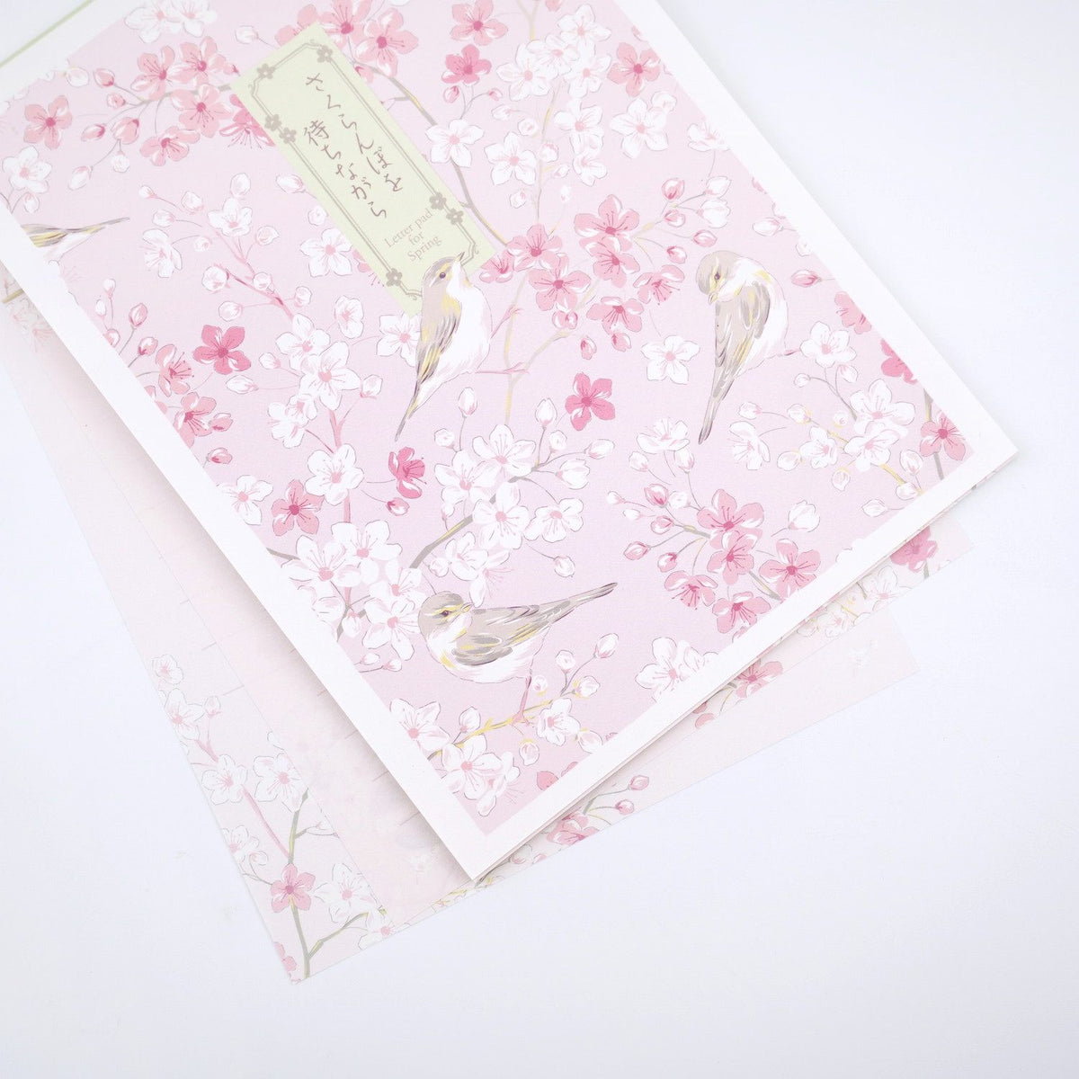 This stationery paper is perfect for various spring occasions, such as seasonal greetings that evoke the start of spring or letters of gratitude to those who have helped you at milestones in your new life. Two designs, 18 sheets in total. The ruled lines make writing easier, which is also a nice touch.