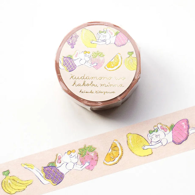Foil-stamped masking tape by illustrator Heisuke Kitazawa.&nbsp;Apple, lemon, grapes... Everyone is depicted in a line carrying colorful items.&nbsp;The entire tape is delicately adorned with sparkling gold foil embossing, adding a design accent. Cut short to use as stickers, or as a pop point in wrapping or decoration.


✨ Product Features

Gold foil stamping for a subtle, elegant shine
Perfect for decorating planners, journals, cards, gifts, and scrapbooks
High‑quality Cozyca Products washi tape
Size: 20 