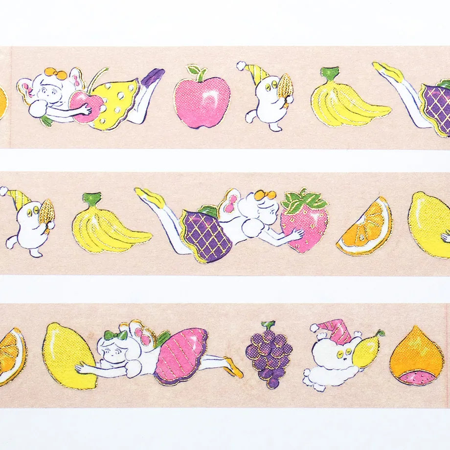 Foil-stamped masking tape by illustrator Heisuke Kitazawa.&nbsp;Apple, lemon, grapes... Everyone is depicted in a line carrying colorful items.&nbsp;The entire tape is delicately adorned with sparkling gold foil embossing, adding a design accent. Cut short to use as stickers, or as a pop point in wrapping or decoration.


✨ Product Features

Gold foil stamping for a subtle, elegant shine
Perfect for decorating planners, journals, cards, gifts, and scrapbooks
High‑quality Cozyca Products washi tape
Size: 20 
