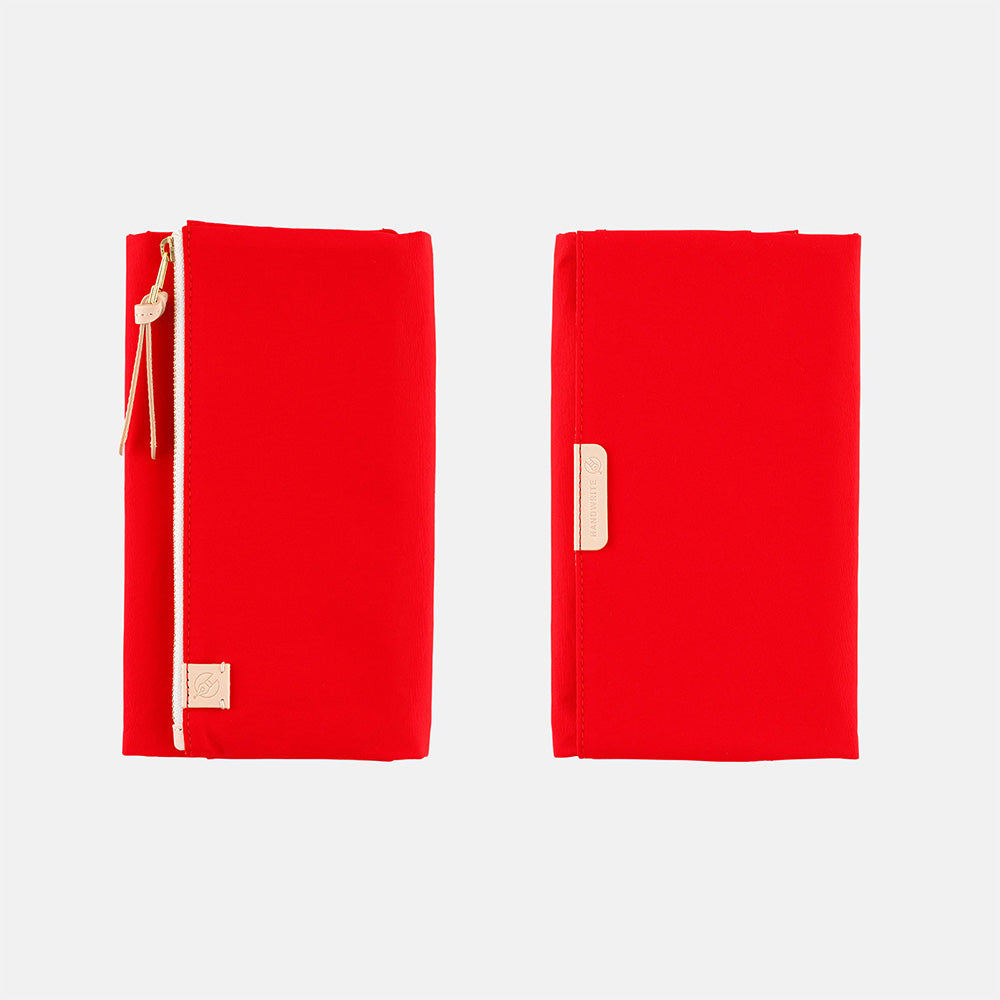 This cover is designed to carry your techo along with important tools like pens and stationery. The name “tragen” comes from the German word meaning “to carry.”
