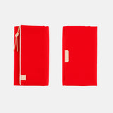 This cover is designed to carry your techo along with important tools like pens and stationery. The name “tragen” comes from the German word meaning “to carry.”
