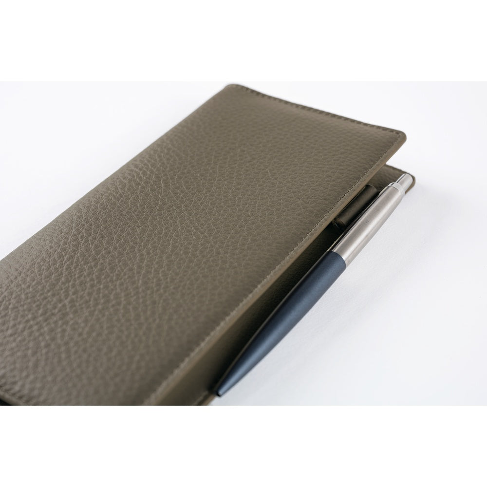 A key feature of this series is that the techo will look sleek and taut when you close the cover. The pen hook on the right side is designed to hold a pen by its clip.