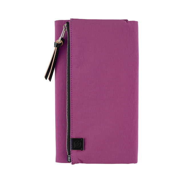 This cover is designed to carry your techo along with important tools like pens and stationery. The name “tragen” comes from the German word meaning “to carry.”
