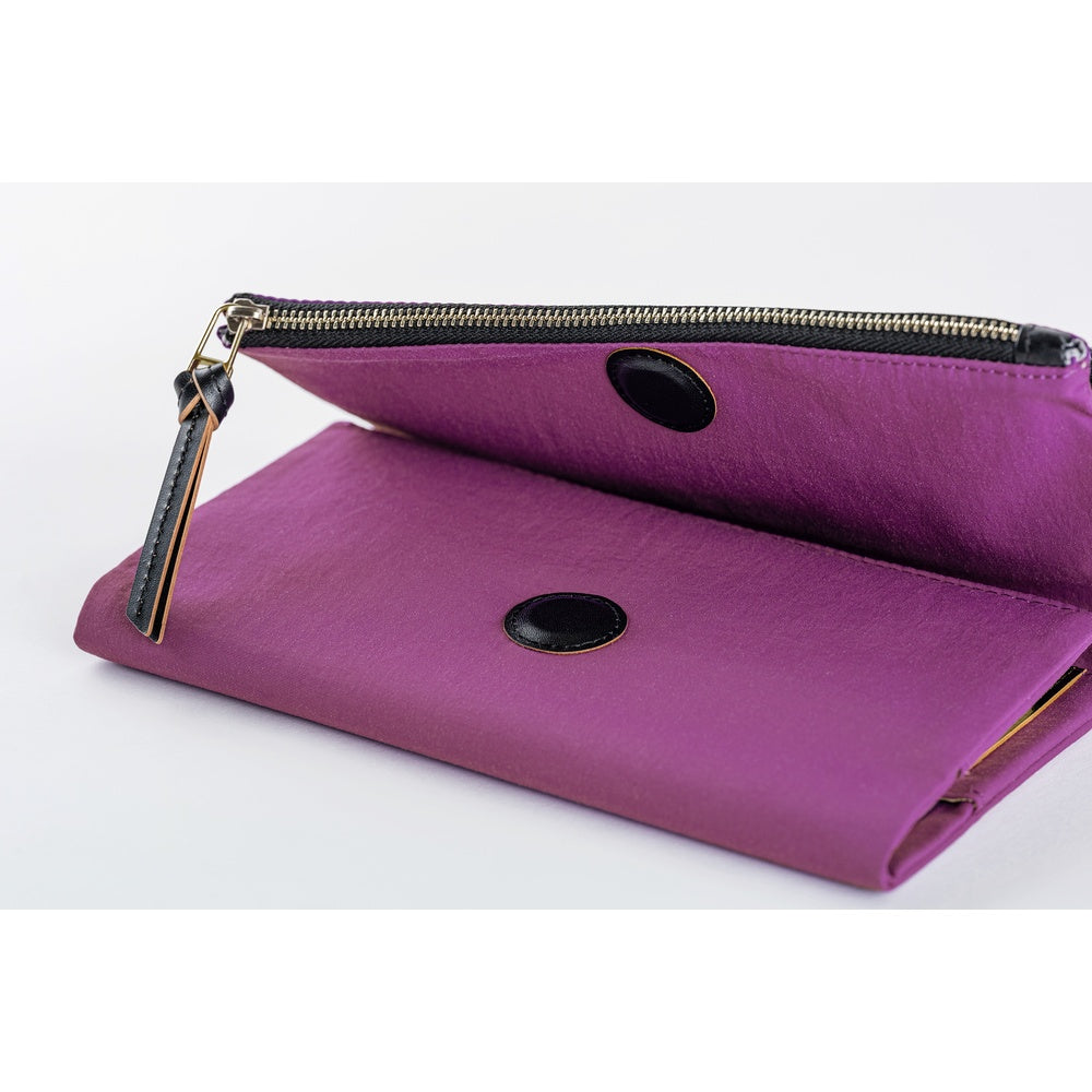 The cover closes with a hidden magnet, which is padded with a leather patch for a softer touch. The outer pocket also features a leather zipper pull.
