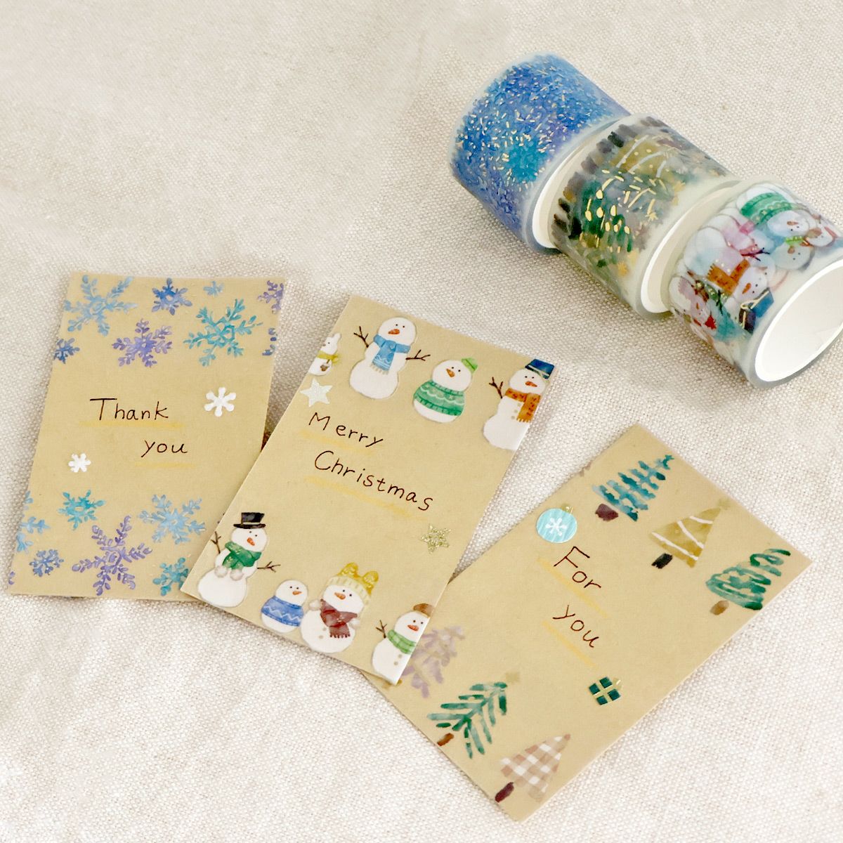 From the popular "HOKKORI LIFE" series, a new winter-like design is now available!
When used together in the series, the winter deco is even more exciting.

Mindwave's clear tape is finished with a matte finish that blends well with paper so that it is easy to use for decoration on notebooks and other items.

Since it is a transparent material, it is recommended to layer it on top of paper material or stickers.
Because it is made of PET material, it is resistant to water and has excellent durability,
so it 