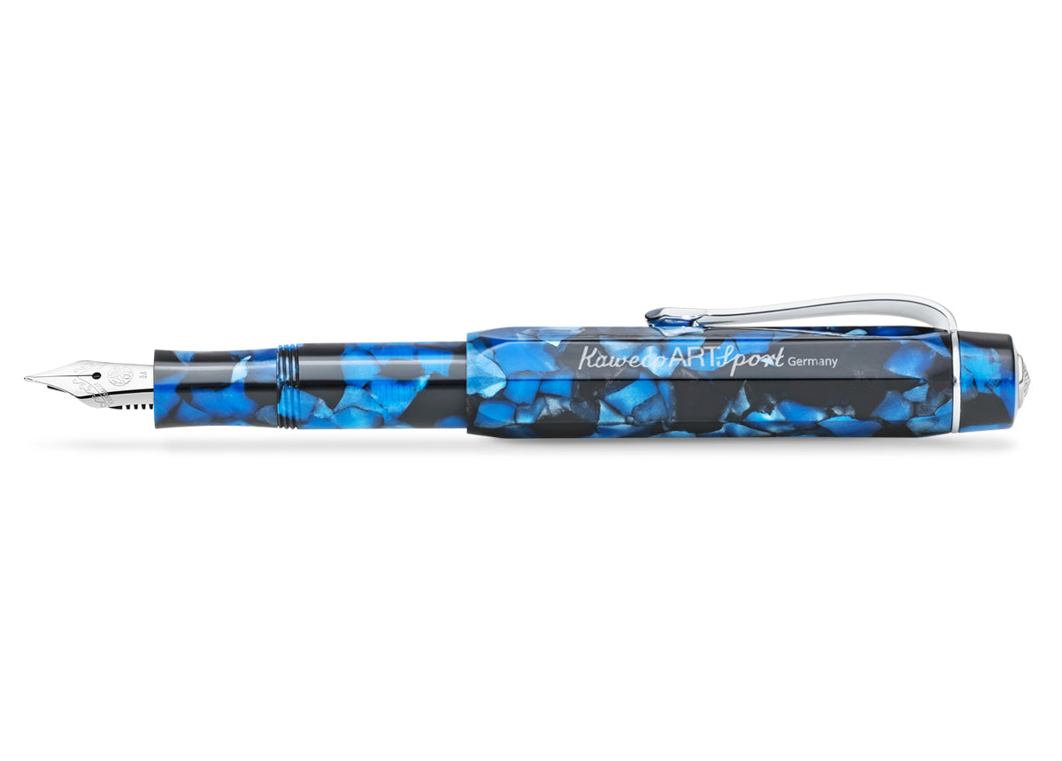 The Kaweco sports model in a nostalgic look

An excellent writing experience in its most impressive way – the Kaweco Art Sport fountain pen in the colour Pebble Blue bursts with timeless elegance. The interplay of the deep black and the blue shimmering inlays makes the writing instrument made from high-quality acrylic a particularly noble collectible and eye-catcher. The different intensities of the blue shade and the glossy, highly polished surface create a fascinating excitement and depth. Unique textures