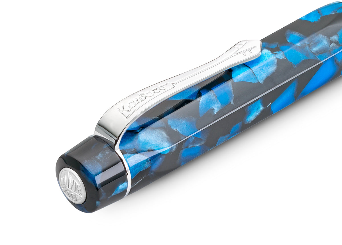 The Kaweco sports model in a nostalgic look

An excellent writing experience in its most impressive way – the Kaweco Art Sport fountain pen in the colour Pebble Blue bursts with timeless elegance. The interplay of the deep black and the blue shimmering inlays makes the writing instrument made from high-quality acrylic a particularly noble collectible and eye-catcher. The different intensities of the blue shade and the glossy, highly polished surface create a fascinating excitement and depth. Unique textures