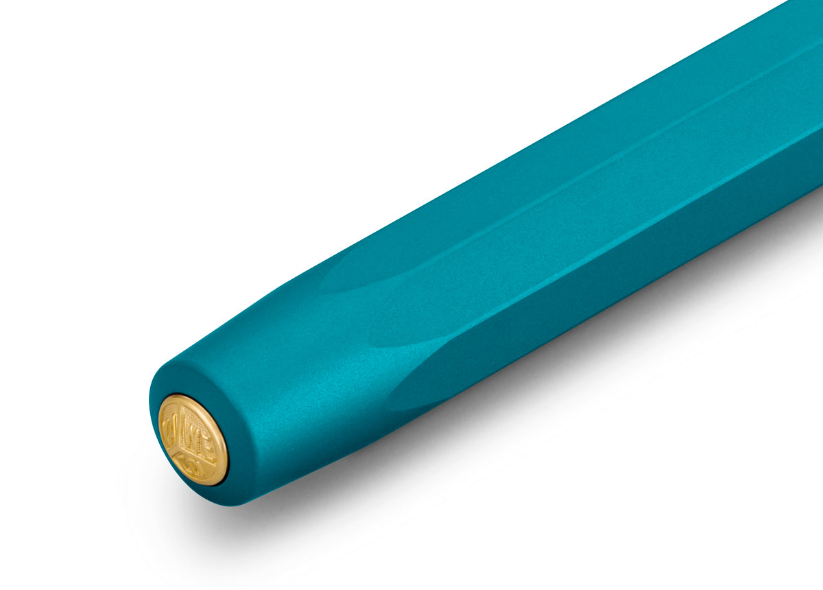 With the new Kaweco Collection variant, you embark on an exotic trip. The inspiration for this magnificent fountain pen has come from the rare blue iguana. Thus, the Kaweco icon shines in a fantastic blue-green anodisation. Especially the silk-matt finish of the surface and the distinctive haptic of the aluminium body create a graceful appearance. The gold-plated elements complete the design perfectly.

In 1911 something remarkable by the name of Kaweco Sport was created. The pocket-sized fountain pen only 