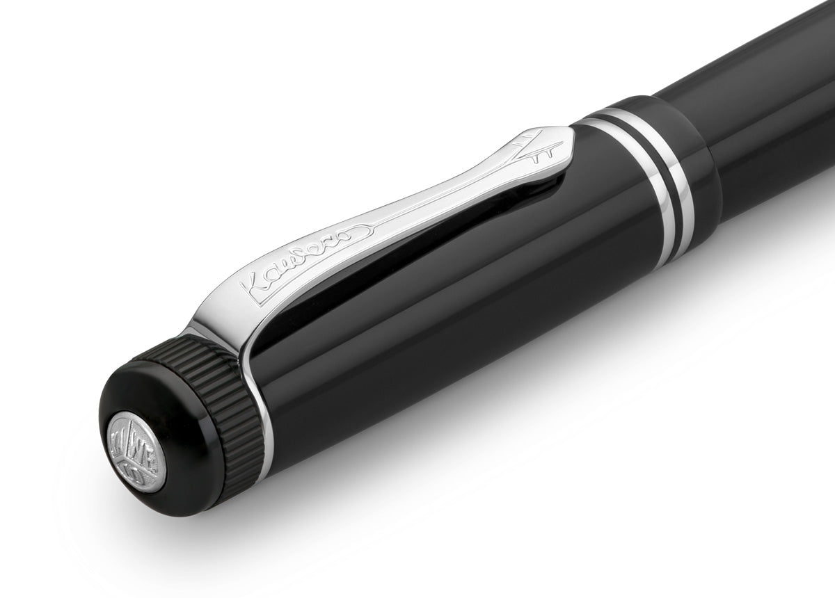 The decorative elements and proportions are based on those of the golden 1920s. This treasure of the German heyday of art, culture and science has been preserved in detail.

The fountain pen consists of more than 20 individual parts. Cap, shaft and grip section, are made of deep black acrylic (PMMA) and polished and assembled by hand.

You can choose between five nib sizes, ranging from extra fine (EF) to extra broad (BB). All nibs are made in Germany. It contains a Royal Blue ink cartridge as standard.

Ma