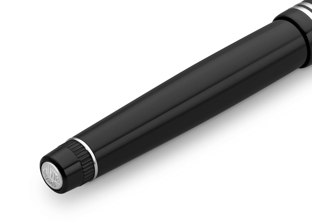 The decorative elements and proportions are based on those of the golden 1920s. This treasure of the German heyday of art, culture and science has been preserved in detail.

The fountain pen consists of more than 20 individual parts. Cap, shaft and grip section, are made of deep black acrylic (PMMA) and polished and assembled by hand.

You can choose between five nib sizes, ranging from extra fine (EF) to extra broad (BB). All nibs are made in Germany. It contains a Royal Blue ink cartridge as standard.

Ma