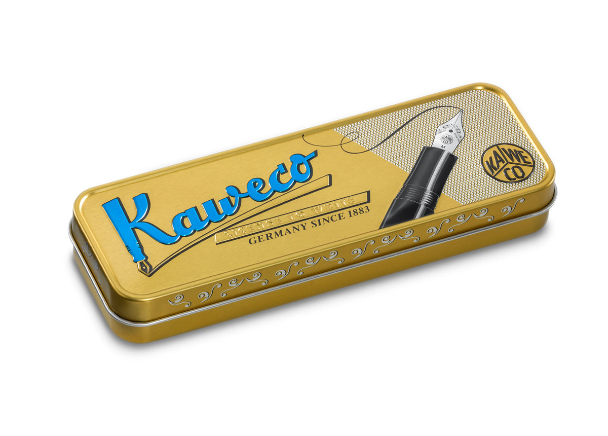 The decorative elements and proportions are based on those of the golden 1920s. This treasure of the German heyday of art, culture and science has been preserved in detail.

The fountain pen consists of more than 20 individual parts. Cap, shaft and grip section, are made of deep black acrylic (PMMA) and polished and assembled by hand.

You can choose between five nib sizes, ranging from extra fine (EF) to extra broad (BB). All nibs are made in Germany. It contains a Royal Blue ink cartridge as standard.

Ma