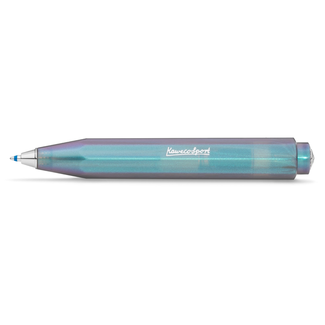 Mysterious as the moon

Houston, we have a new series: the new LUNAR SPORT takes its first steps into the Kaweco standard range. Now the series sparkles again in two more magical nuances: While our Shadow Blue is reminiscent of mysterious galaxy nebulae in the space depths, the Light Blue shines with its more subtle and gentle properties, like forget-me-nots in full bloom.

Both are imbued with an intriguing, iridescent color change that makes the blue and purple hues dance on the surface of the pencil, dep
