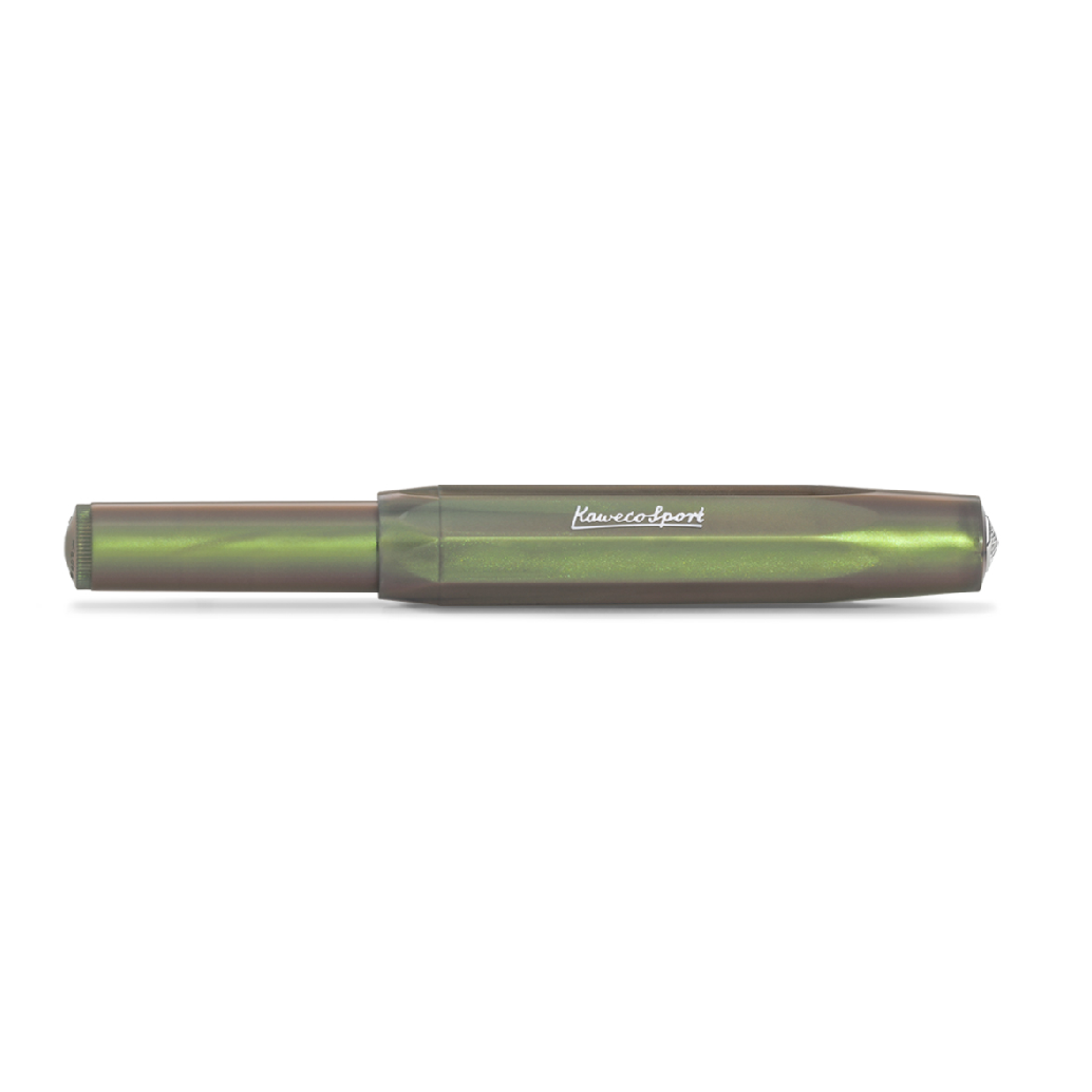 Houston, we have a new series: the new LUNAR SPORT dares to take the first step into the Kaweco standard range. For the first time, the series sparkles here in two magical nuances: While the colour Light Green shimmers brightly, like delicate moonlight, Shadow Green is reminiscent of a fresh spring night and sprouting buds. Green and bronze light up alternately within an iridescent color change when you move the pen in the light, providing space for exciting color contrasts.

A play of light and shadow

Wit
