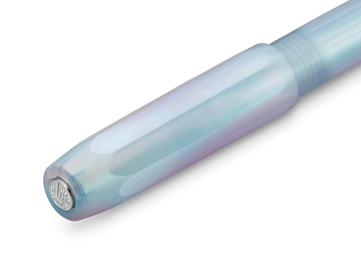 One of the most popular Kaweco Collection pens returns in a new guise: the community favorite Iridescent Pearl gives our Perkeo series a new pearl shine, now as a permanent treasure in the Kaweco range.

Iridescent icon

The Perkeo Iridescent Pearl convinces with a dazzling variety of colors. Depending on the viewer's angle of view and the incident light, the translucent writing instrument shines in a unique colour scheme, changing from green-bluish to pink. This mimics the optical effect of mother-of-pearl