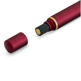 The Piston Sport AL series is getting even more colourful: Just in time for the holidays, our metallic piston fountain pen appears in a new, luxurious look. The red anodized surface of the robust aluminum housing is extremely durable and gives the pen a high-quality feel. It harmonises perfectly with the golden elements and gives the writing instrument a particularly elegant character. 