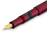 The Piston Sport AL series is getting even more colourful: Just in time for the holidays, our metallic piston fountain pen appears in a new, luxurious look. The red anodized surface of the robust aluminum housing is extremely durable and gives the pen a high-quality feel. It harmonises perfectly with the golden elements and gives the writing instrument a particularly elegant character. 