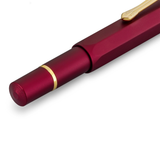 The Piston Sport AL series is getting even more colourful: Just in time for the holidays, our metallic piston fountain pen appears in a new, luxurious look. The red anodized surface of the robust aluminum housing is extremely durable and gives the pen a high-quality feel. It harmonises perfectly with the golden elements and gives the writing instrument a particularly elegant character. 