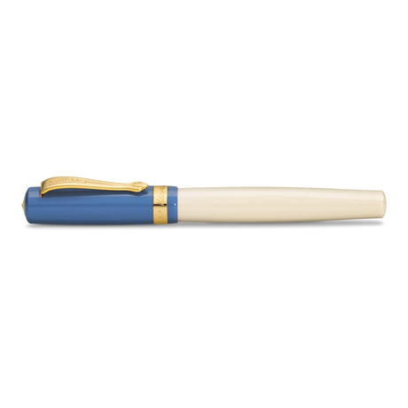 Kaweco STUDENT Roller Ball - 50's Rock Blue

Rollerball in nostalgic design with golden details made of high-quality acrylic.
The 1950s were marked by reconstruction after the Second World War. It was a period of new prosperity and cultural flourishing. The Student 50's Rock, which is characterized by a solid blue cap, is based on rock music roots in the '50s.