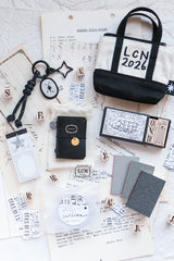It’s a mini journal set!
There are two cover colors available, however this listing is specifically for the black cover.
This set includes:
mini tote bag*1/ star charm*1/ black mini leather journal*1/
mini brass journal charm*1/ mini notepad A*1/ Vintage number label sticker roll-white*1/
mini journal inserts*4/ mini ticket stamp set A*1