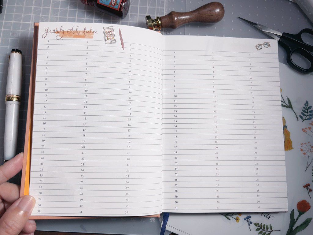 Carefully crafted,
Bringing you a brand new version and format!
The first part is the monthly plan, followed by the weekly plan for 54 weeks.

Highlights:
1. Fill in the date yourself
2. Months from January to December
3. Monthly Notes: 12 patterns in total
4. 54 weeks in total
5.Two styles that we think are the most useful
6. Weekly Notes: 18 patterns, cycled 3 times
7. There is a book cover!

Can be flattened 180 degrees!
A total of 160 pages perfectly bound
Inside page: Bird of Paradise 75g
Size: 168x182
