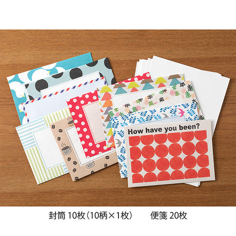 A letter set featuring 10 types of standard-sized envelopes filled with 'rough' textures. This letter set contains envelopes designed to evoke the wrappers and packages of cute shops you encounter while traveling. Each of 10 types of standard (postcard-sized) horizontal envelopes that can be sent as standard mail is included.