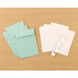 This letter set comes with a fluffy animal sticker. The letter paper is a small size that can be used like a single stroke of paper, and the envelope is conveniently sized to hold photos.
The letter has a moderate length, so it's easy to use for small thank-you letters or letters in everyday life.