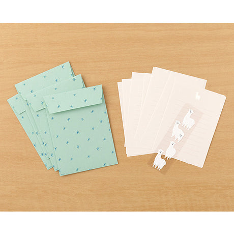 This letter set comes with a fluffy animal sticker. The letter paper is a small size that can be used like a single stroke of paper, and the envelope is conveniently sized to hold photos.
The letter has a moderate length, so it's easy to use for small thank-you letters or letters in everyday life.