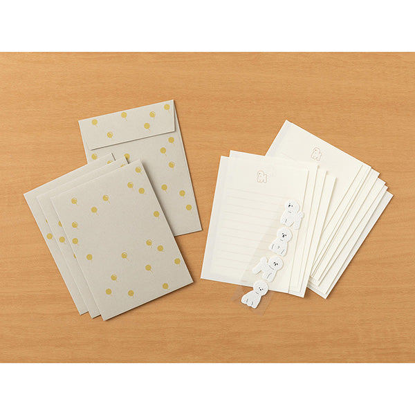 This letter set comes with a fluffy animal sticker. The letter paper is a small size that can be used like a single stroke of paper, and the envelope is conveniently sized to hold photos.
The letter has a moderate length, so it's easy to use for small thank-you letters or letters in everyday life.
