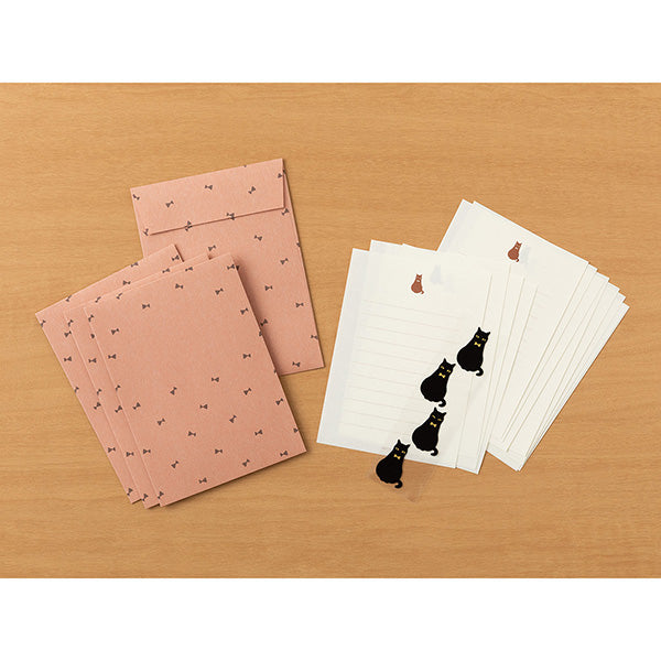 This letter set comes with a fluffy animal sticker. The letter paper is a small size that can be used like a single stroke of paper, and the envelope is conveniently sized to hold photos.
The letter has a moderate length, so it's easy to use for small thank-you letters or letters in everyday life.