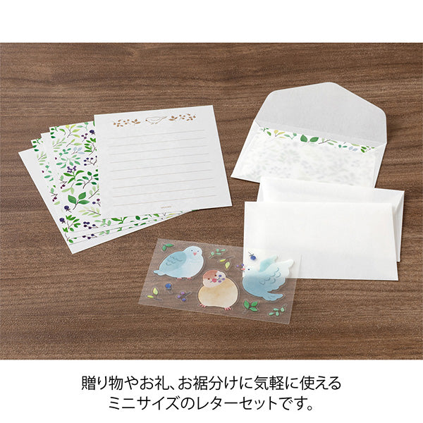 This letter paper design features green leaves and nuts, creating a calm atmosphere that suits any recipient. On the writing side of stationery, the figure of a tori searching for nuts is depicted.
Stickers featuring adorable birds holding nuts will warm you up and feel comforted