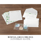 This letter paper design features green leaves and nuts, creating a calm atmosphere that suits any recipient. On the writing side of stationery, the figure of a tori searching for nuts is depicted.
Stickers featuring adorable birds holding nuts will warm you up and feel comforted
